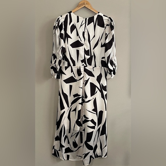 Express Abstract Print Black White Synched waist V neck dress size large - Picture 12 of 16